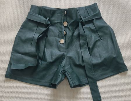 Short vert en similicuir avec ceinture taille haute