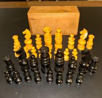 Große alte französische Schachfiguren