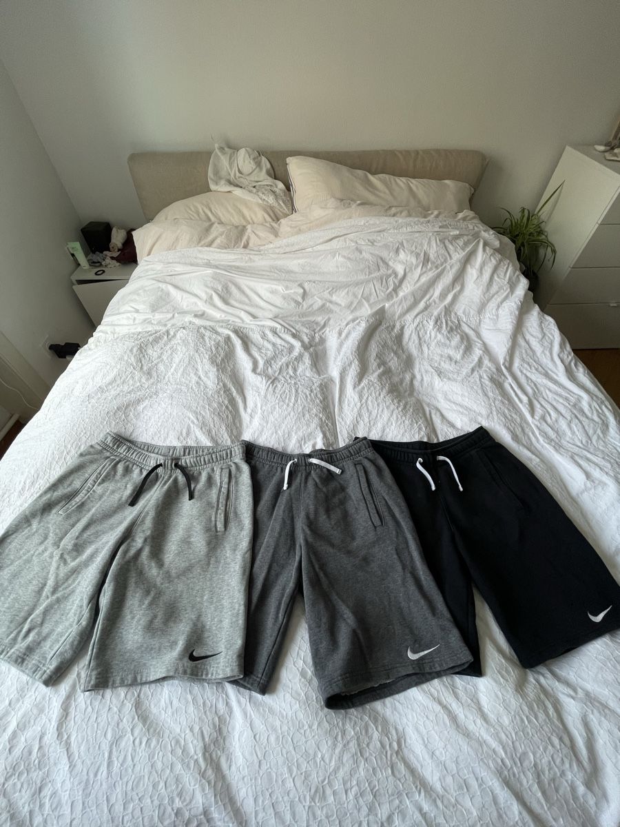 Nike Pantaloni: 3 Nike Shorts, drei Farben – Usato da Bern venduto da pesche789