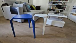 Zwei IKEA KYRRE Hocker in Blau und Weiss