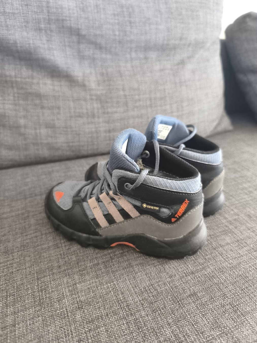 Adidas Scarpe per ragazzi: Adidas Terrex Kinder Wanderschuhe Gore-Tex Grösse  26 – Usato da Courtaman venduto da reingruber