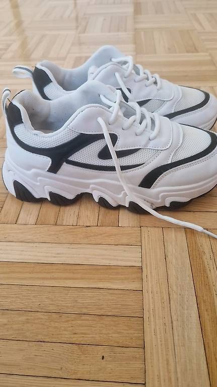Scarpe da donna: Turnschuhe Grösse 37 (gebraucht) – Usato da Hombrechtikon venduto da 4ms 4