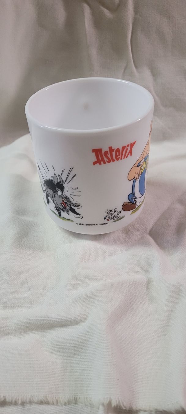 Recipients et similaires: Asterix mug plus ancienne boîte à biscuits  – D'occasion à Randogne par raptor02 4