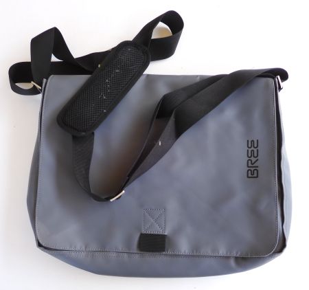 BREE Messenger / Crossbody Bag in grau - mit Laptop Fach
