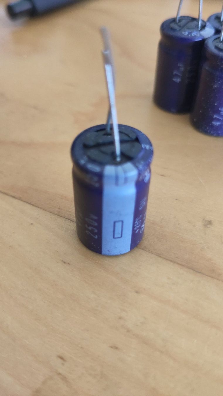 Componenti elettronici: Kondensatoren 250V 47µF – Nuovo (secondo la descrizione) da Zürich venduto da tu4iequu 1