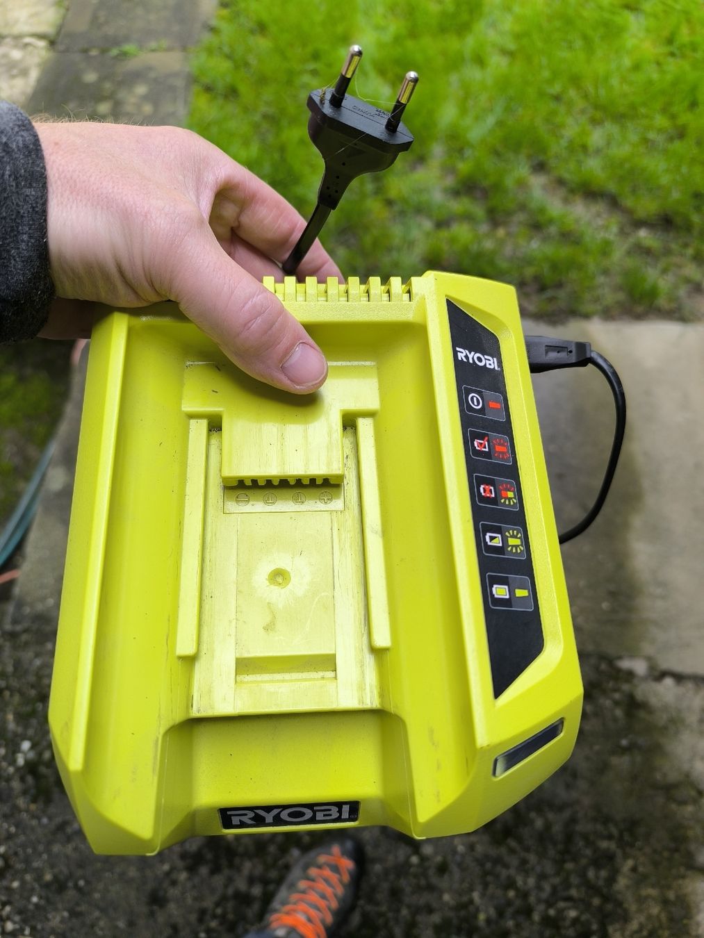 Ryobi Tagliaerba: tondeuse ryobi à accu – Usato da Muraz (Collombey) venduto da Celine-v81 6