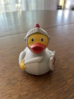 Badeente Ritter mit Helm und Schild neuwertiger Zustand