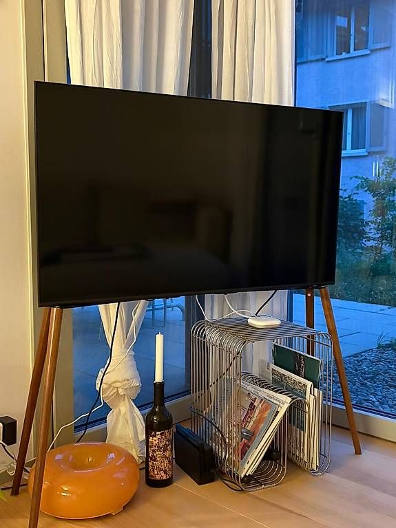 Mobili TV: JALG Minimalist TV-Stand / TV-Möbel  Nussbaum – Usato da Zürich venduto da cam_26fh