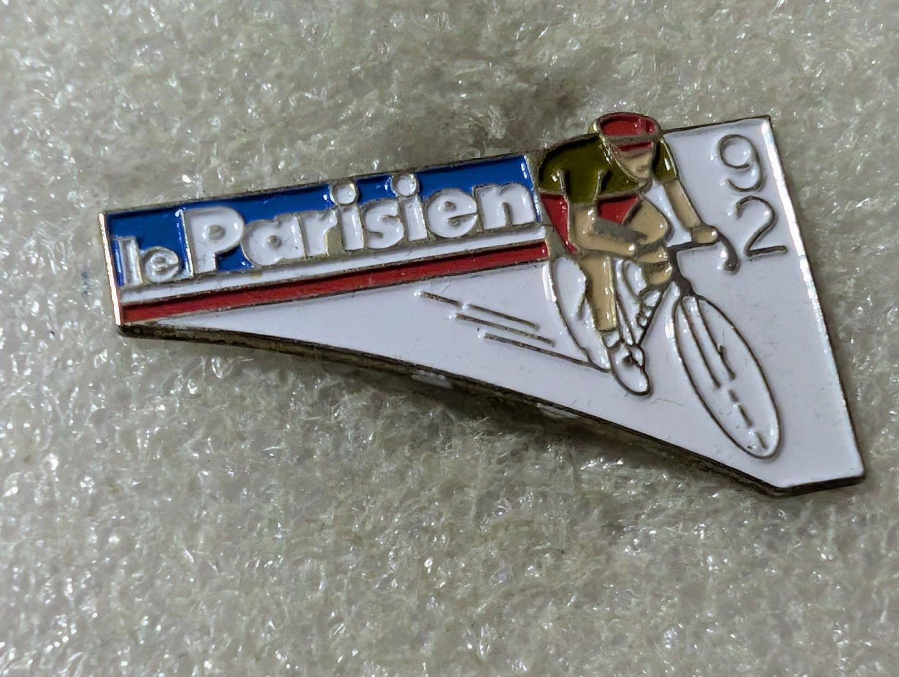 Placchette & Badge: Ansteckpin 110: le parisien – Usato da Oppligen venduto da Pin-Fall-Shop