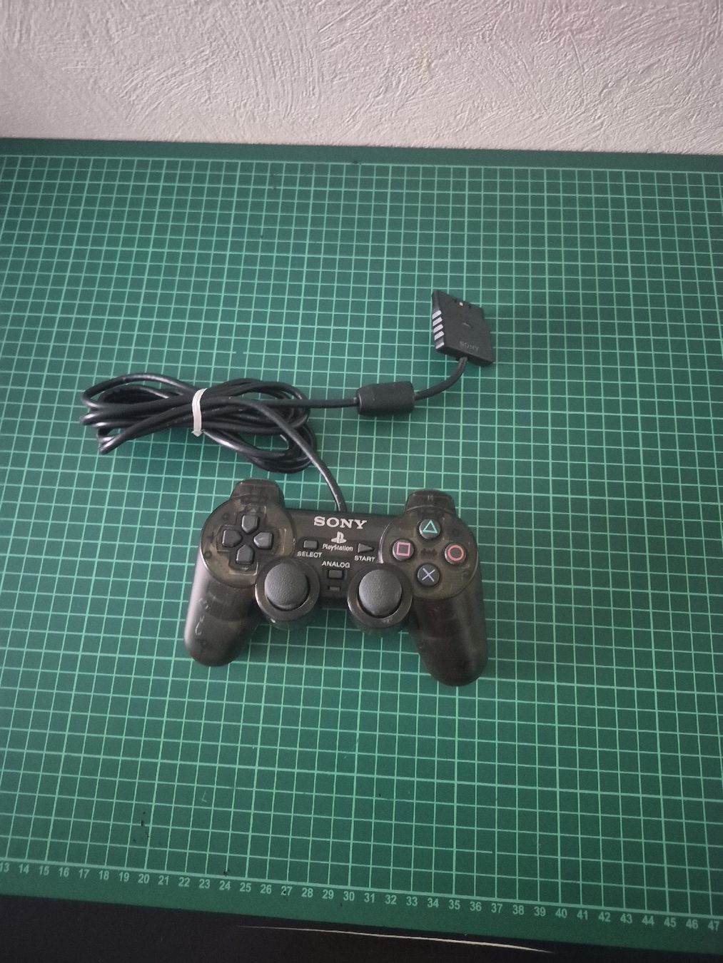 Sony Controller: Sony PlayStation 2 translucent black Controller 🎮 PS2 – Usato da Meyrin venduto da Retro-GZ
