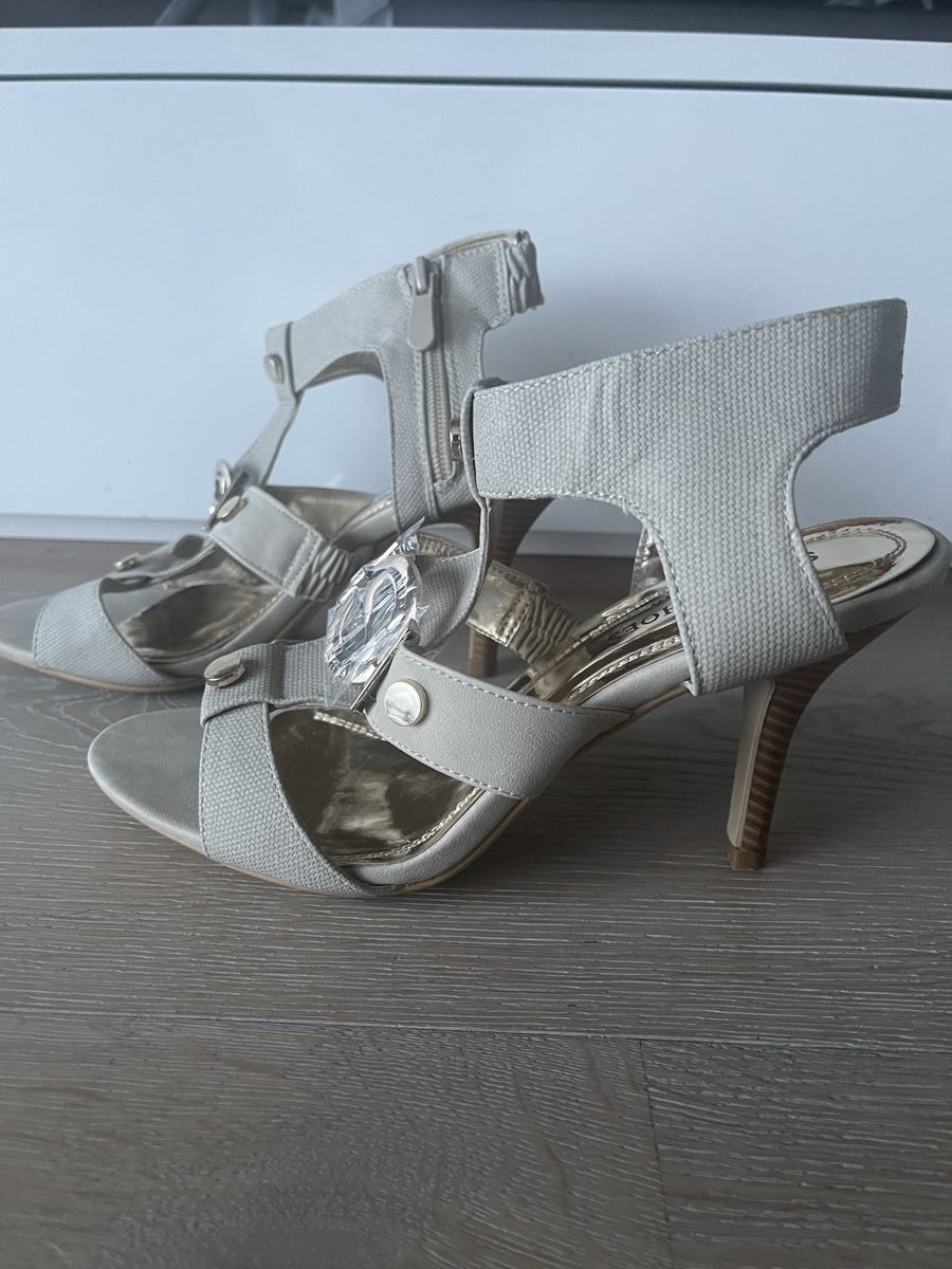 Damenschuhe: NEUE Elegante High Heels Gr. 40 beige Stiletto – Neu und originalverpackt aus Meilen von Golfer04