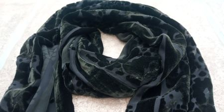 Designer Schal aus Samt mit Seide Fransen zu Nile Odd Molly