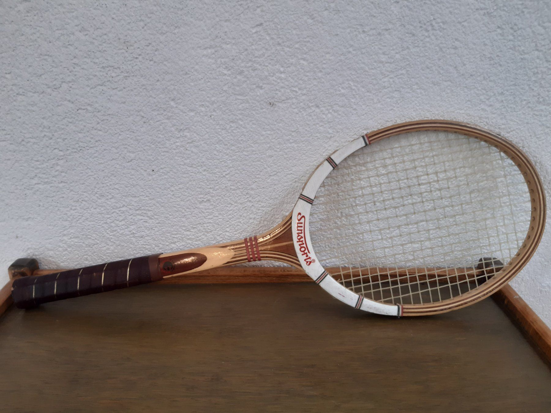 Vieille Raquette De Tennis En Bois - Modèle De Luxe Des Années 60/70 - Longueur 69cm - Déco Vintage