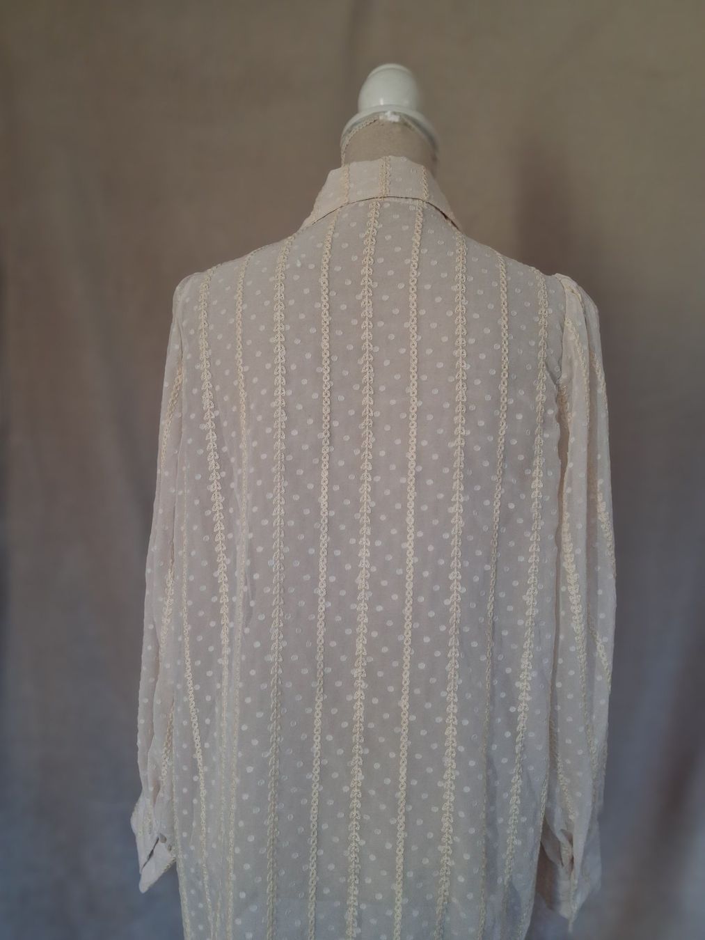 Blusen: Verspielte Bluse eierschale mit Punktemuster Gr. M – Gebraucht aus Ried-Brig von Zzyzx 4