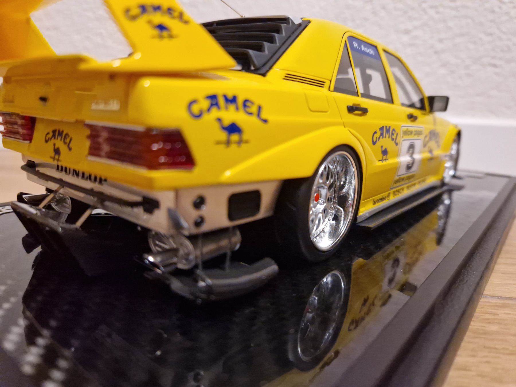 Mercedes-Benz Modellini d'auto: Mercedes 190E DTM Modellauto 1:18 Vitrine – Nuovo e nell'imballaggio originale da Studen BE venduto da Continentalcollector 2