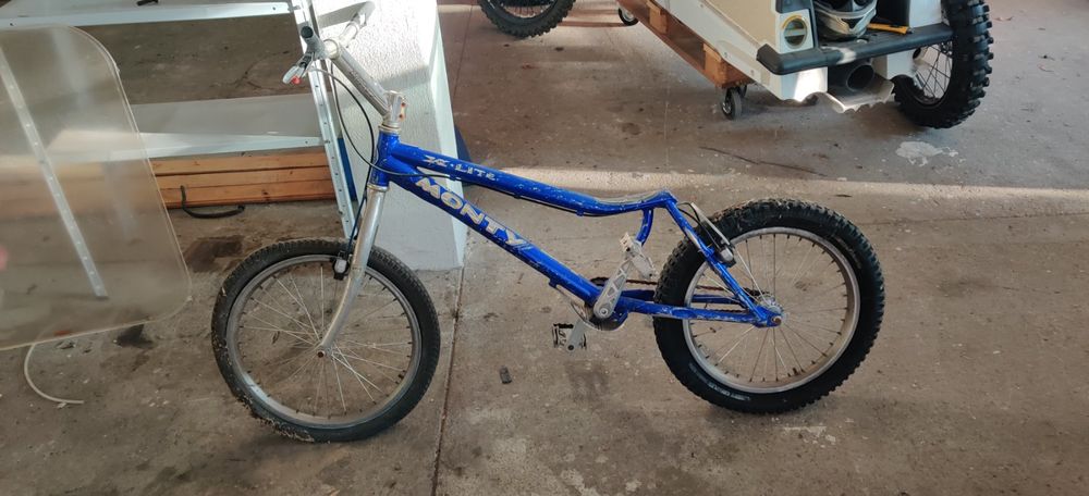 Monty store trial bike