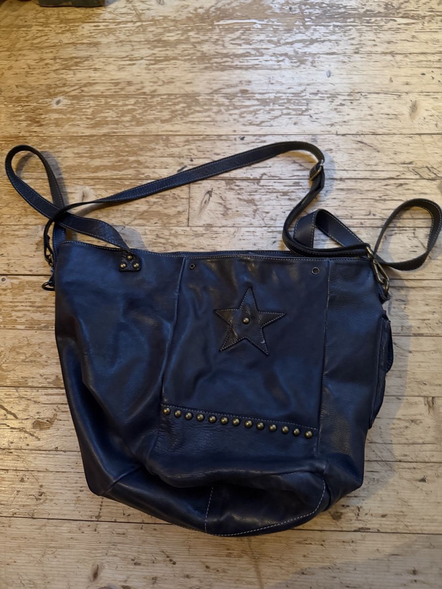 Borse da donna: Ledertasche mit Nieten und Sternen – Usato da Donat venduto da troja007 2
