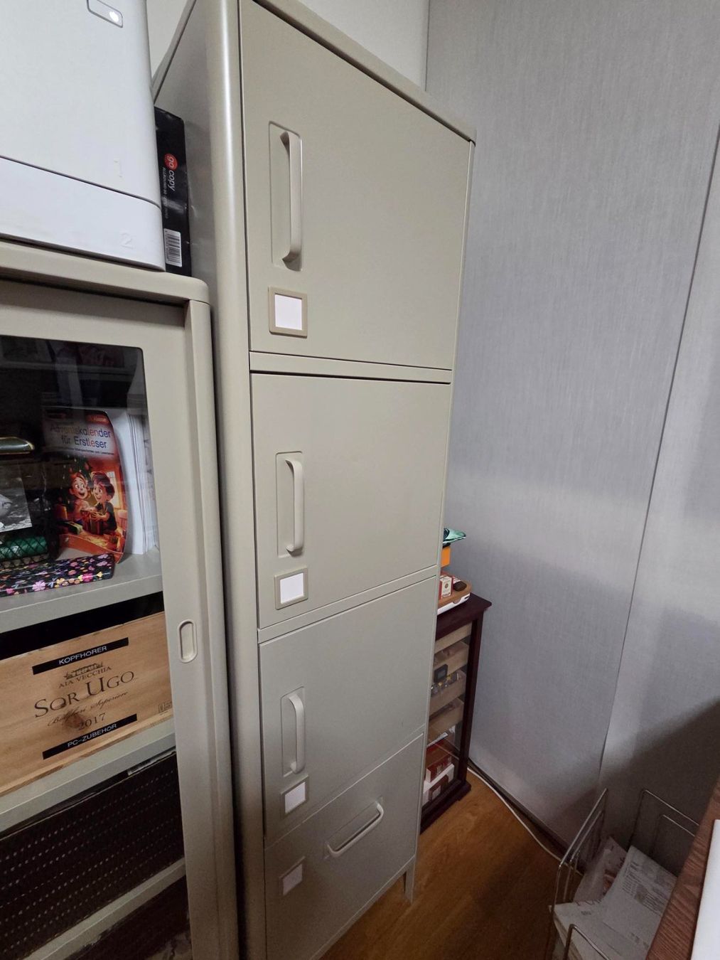 Armadi: 1 Metallhochschränke IKEA Programm  Idäsen Schnäppchen – Usato da Rheinfelden venduto da Saunamanfan 2