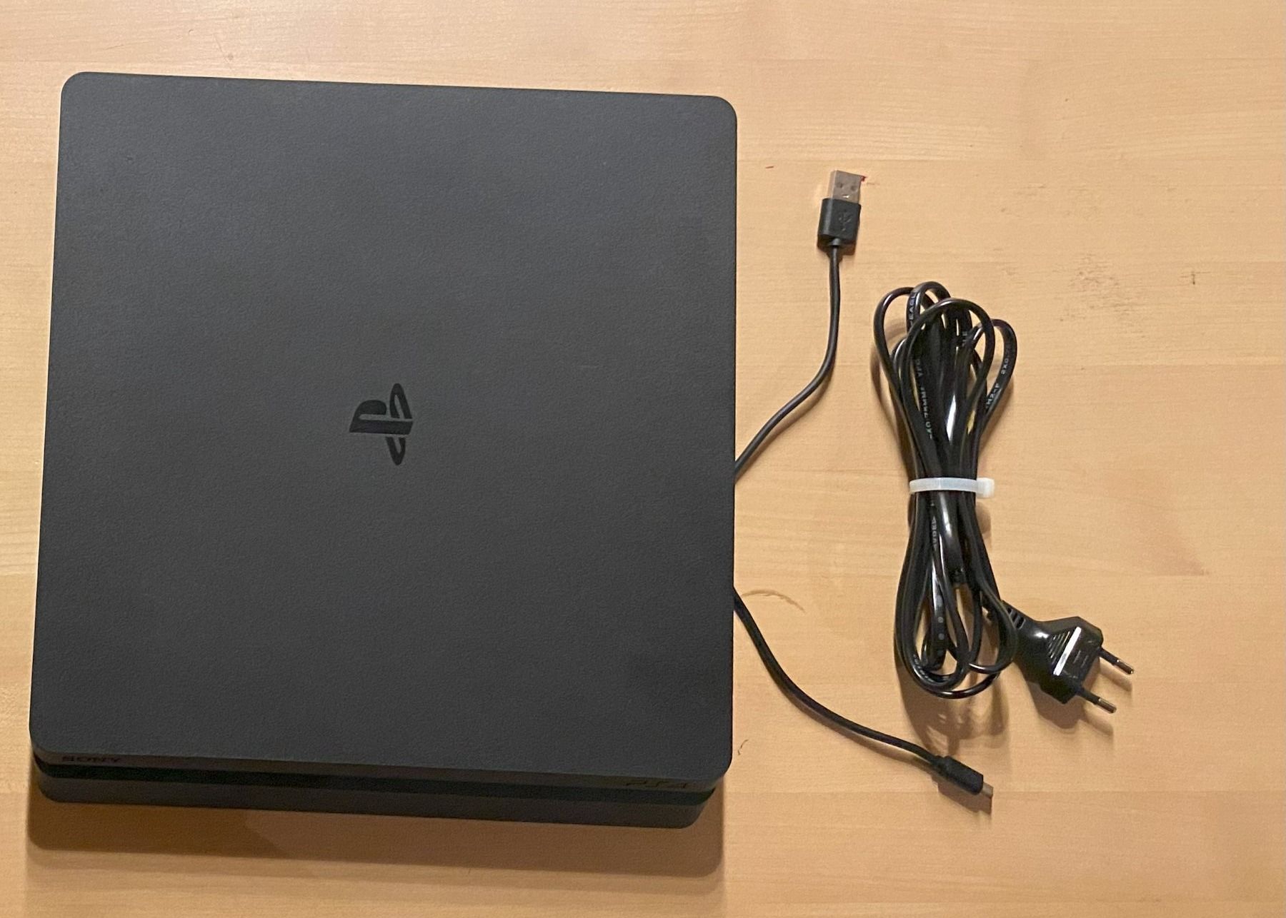 Sony Console: Playstation 4 Slim 1TB 1A Zstd inkl Controller – Usato da Boniswil venduto da NetworkNavigator 4
