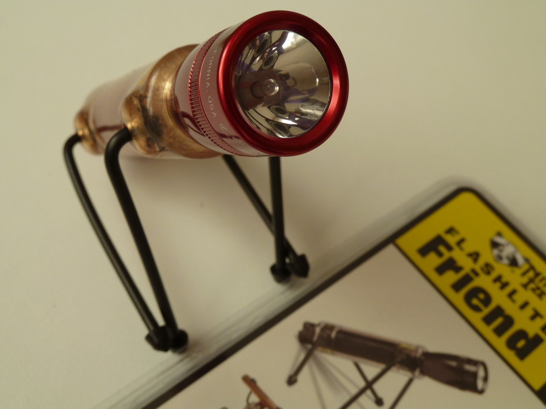 Lampade: MINI MAGLITE Rot mit Nite Ize Friend, Halogen 2 AA Batterien – Nuovo (secondo la descrizione) da Birsfelden venduto da adormidera 2
