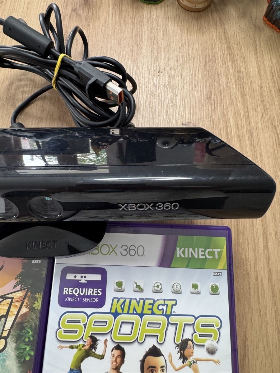 Microsoft Console: Microsoft Xbox 360 Kinect Sensor mit zwei Spielen – Usato da Biberist venduto da etesummer 2