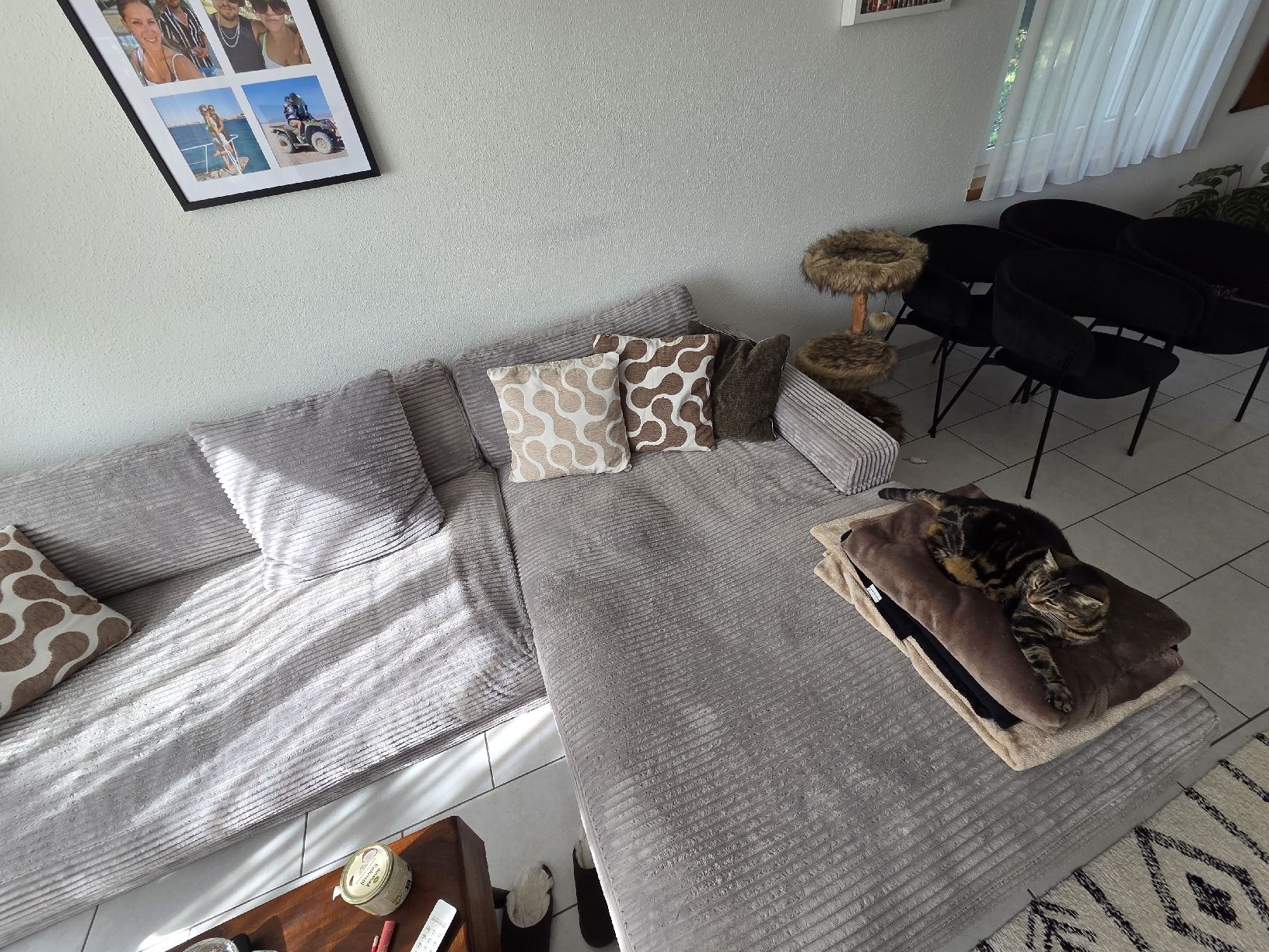 Conforama Sofas: Ecksofa Cordstoff hellgrau mit Recamiere rechts  – D'occasion à Riniken par widmersteffi 7