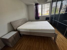 Komplettes Schlafzimmer-Bett, Lattenroste, Matraze, Kommode