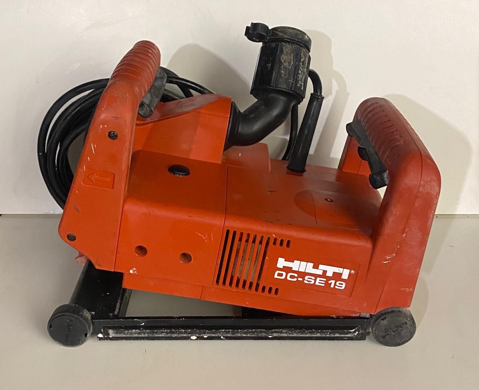Hilti Tutti gli attrezzi: Rainureuse/Schlitzgerät Hilti DC SE 19 – Usato da Echallens venduto da Tools0101