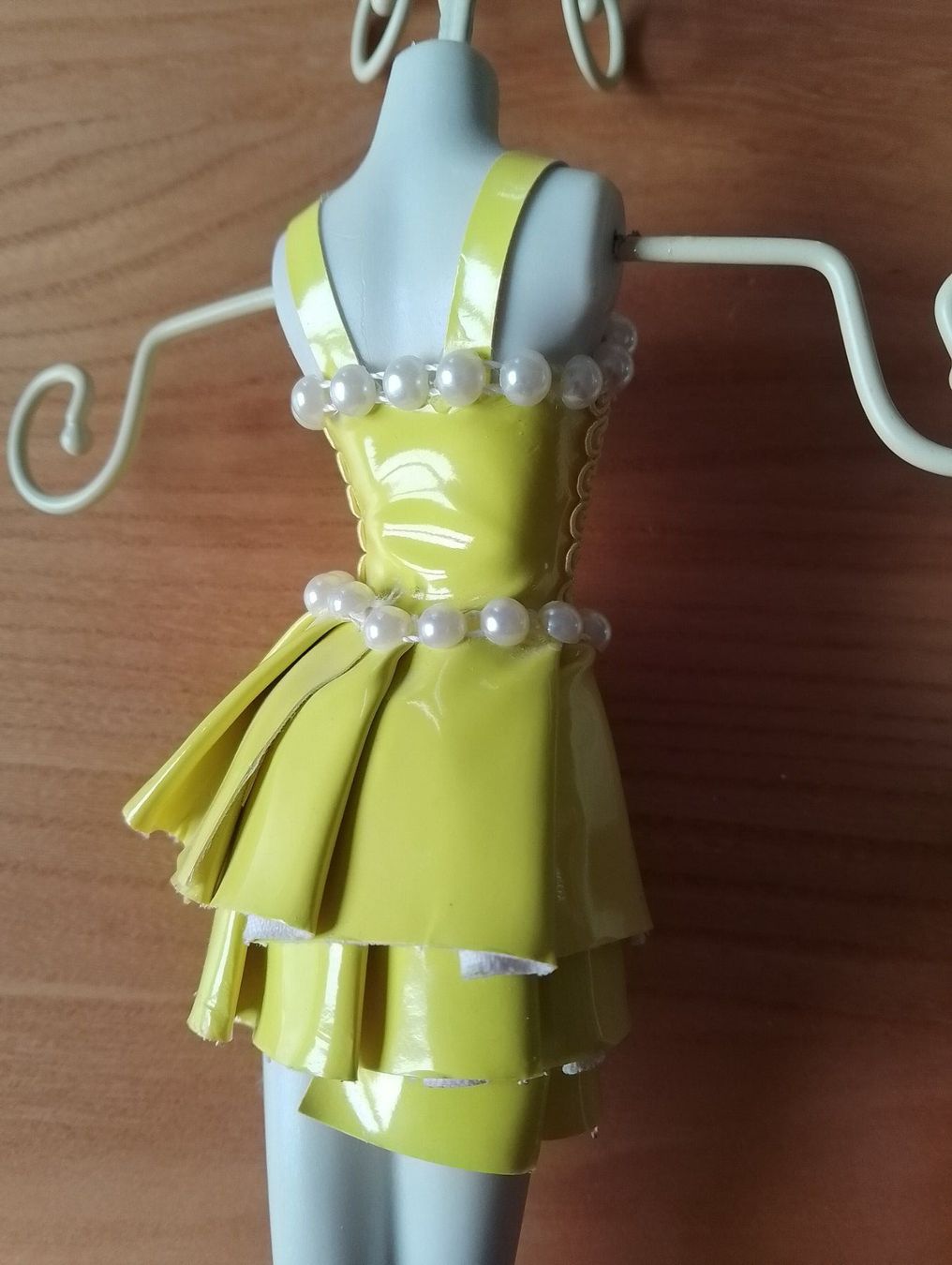 Portagioie: Extravaganter Schmuckständer Dame mit gelbem Lackkleid – Usato da Luzern venduto da Seri4 4