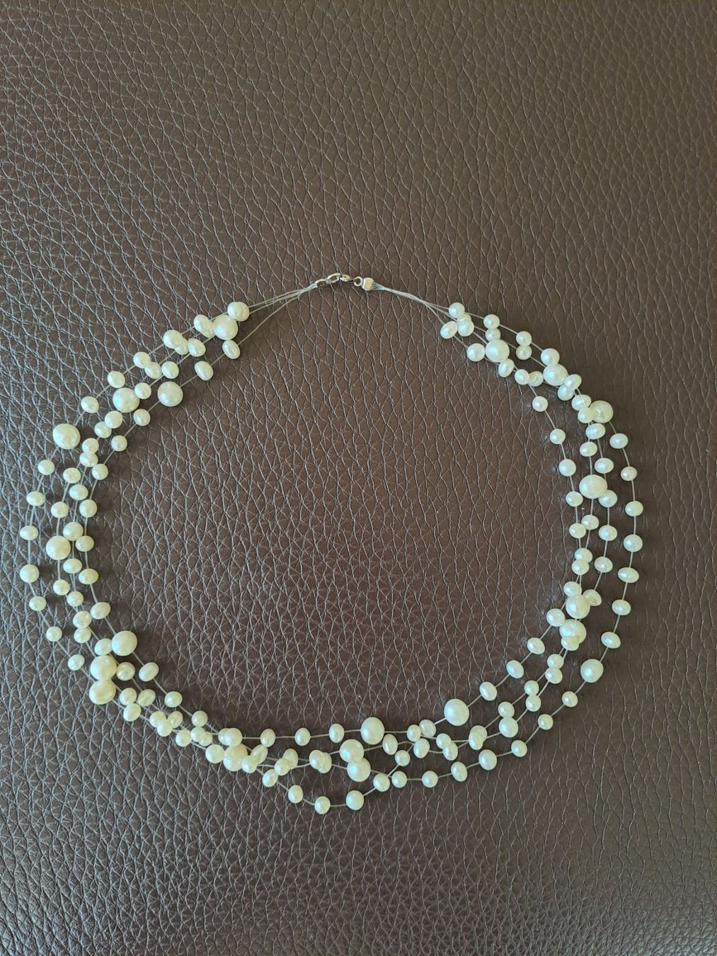 Perle (finte): Collier de perles blanches d'eau douce, fermoir argent – Usato da Denens venduto da Chanchantevend 1