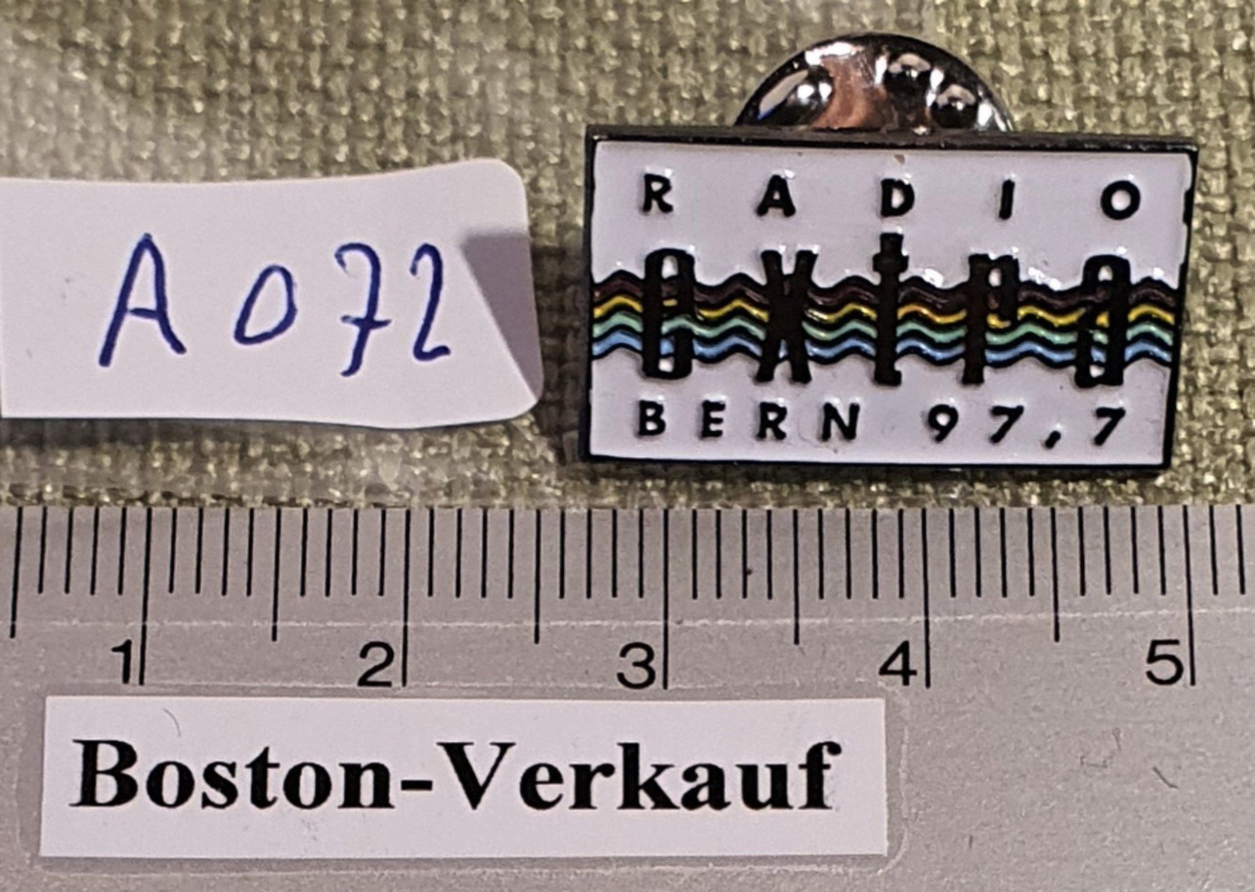 Placchette & Badge: A072 - Pin Radio extra Bern 97.7 – Usato da Reinach BL venduto da Boston-Verkauf 2