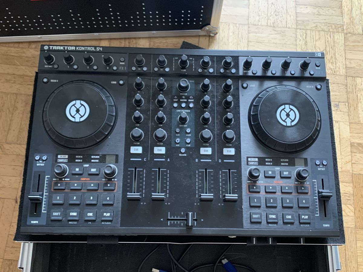 Native Instruments Console di mixaggio: Traktor Kontrol S4 M1 – Usato da Zürich venduto da FadriBordun 1