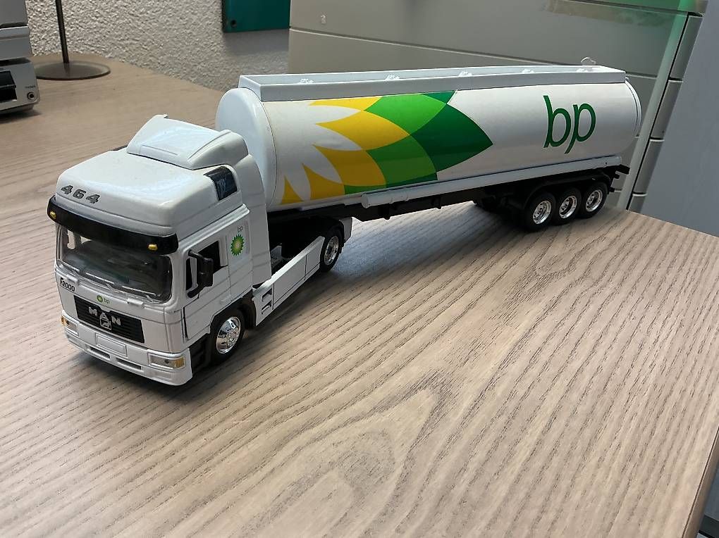 Modellini d'auto: MAN Tankkahrzeug BP – Usato da Oensingen venduto da KawasakiZ900RS