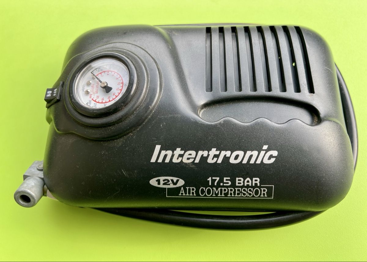 Compressori: INTERTRONIC Air-Kompressor 12 V - 17.5 BaR schwarz – Usato da Zürich venduto da stock4you 3