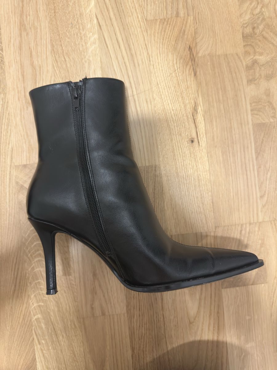 Pull&Bear Scarpe da donna: Pull&Bear High Heel Stifelette Schwarz – Usato da Wetzikon ZH venduto da Buesi_00 2