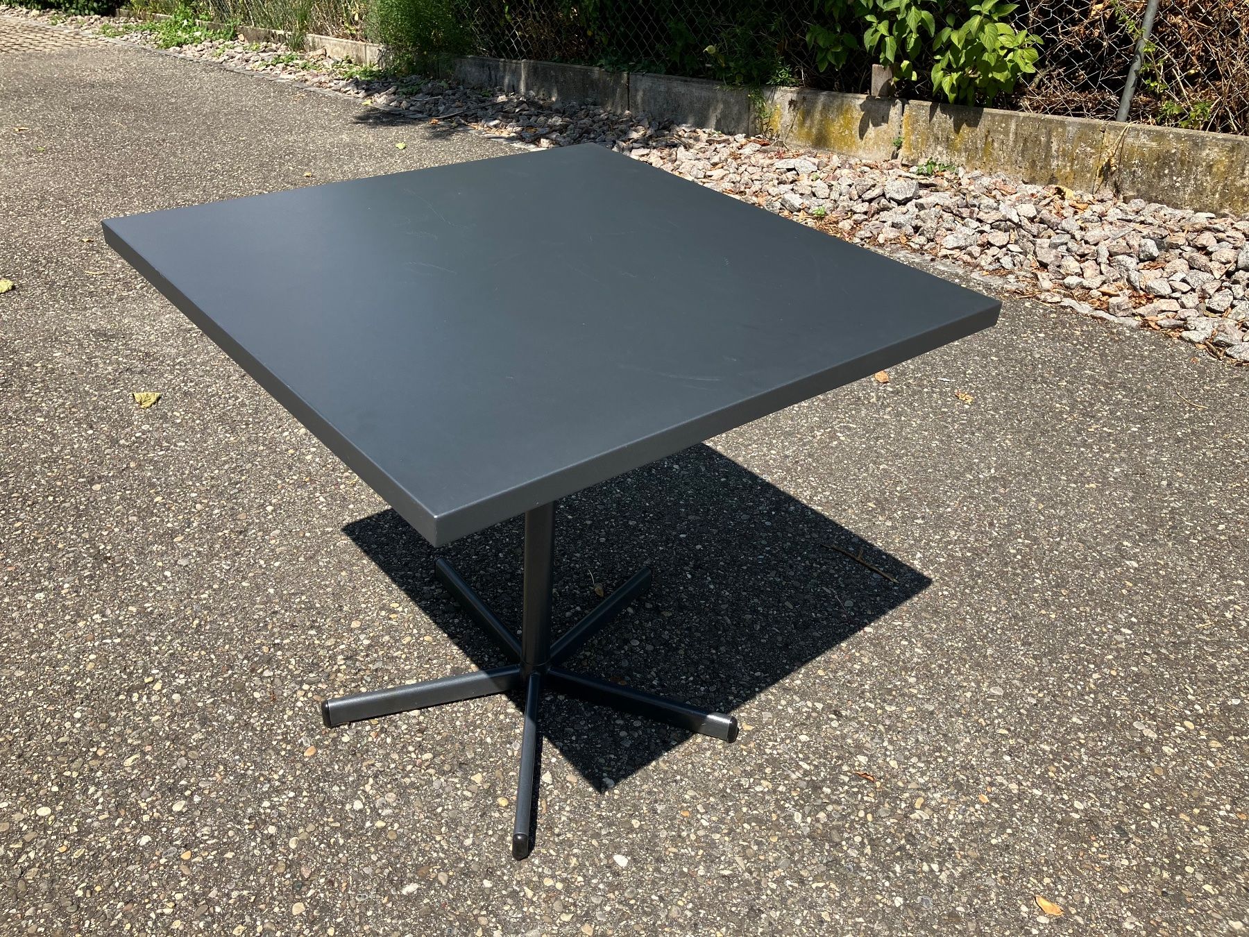 Schaffner Tavoli: Schaffner Gartentisch 80x80cm – Usato da Aarburg venduto da Wendepunkt_Fundgrube