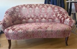 Antikes Sofa mit Blumenmuster rosa Stoffbezug Holzbeine