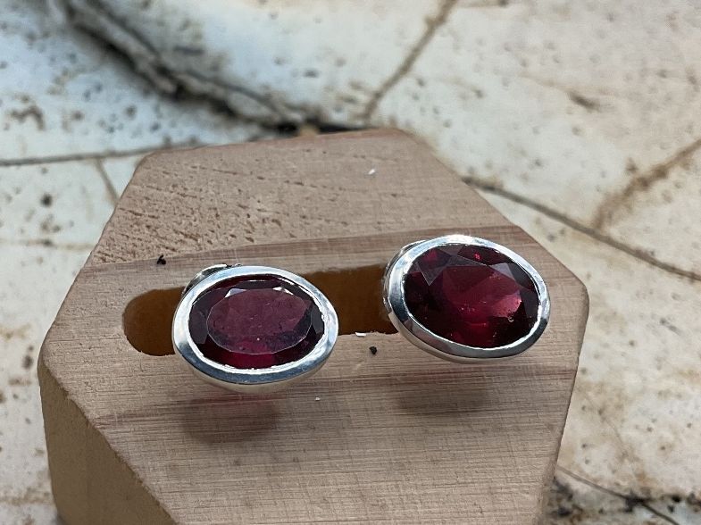 Orecchini pendenti & Orecchini a lobo: Schlichte Ohrstecker Sterlingsilber mit Rhodolith – Nuovo (secondo la descrizione) da Luzern venduto da S.Kern01