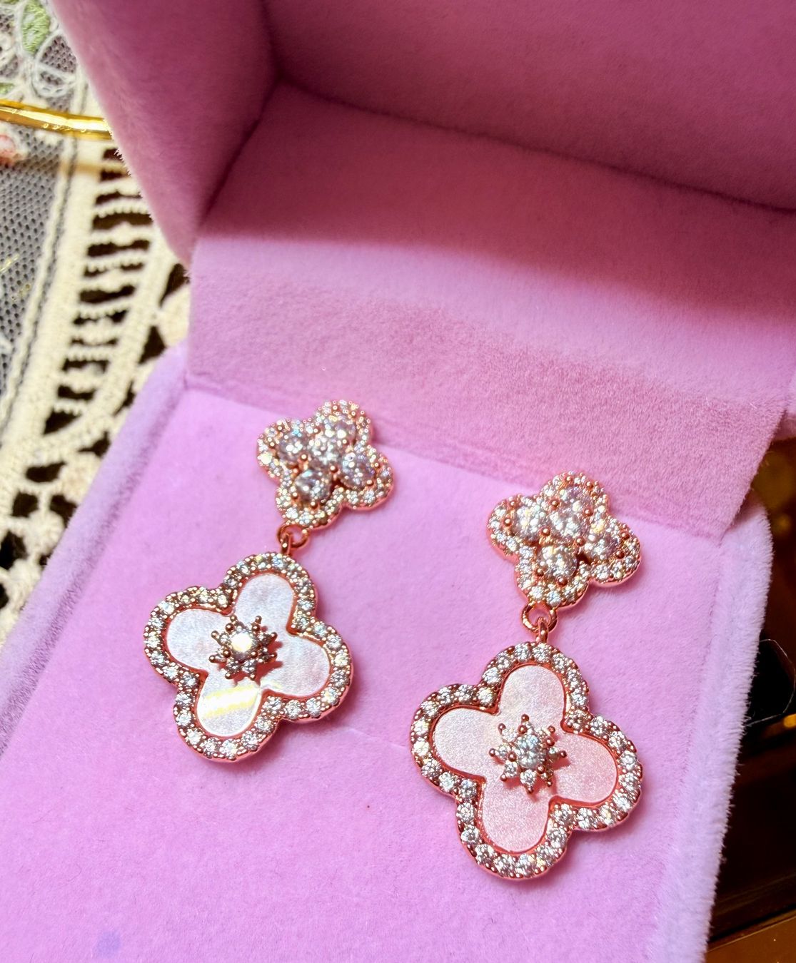 Boucles d'oreille: Boucles d’oreilles Trèfle Rose – Neuf avec emballage d'origine à St-Maurice par Sandrinette123 3