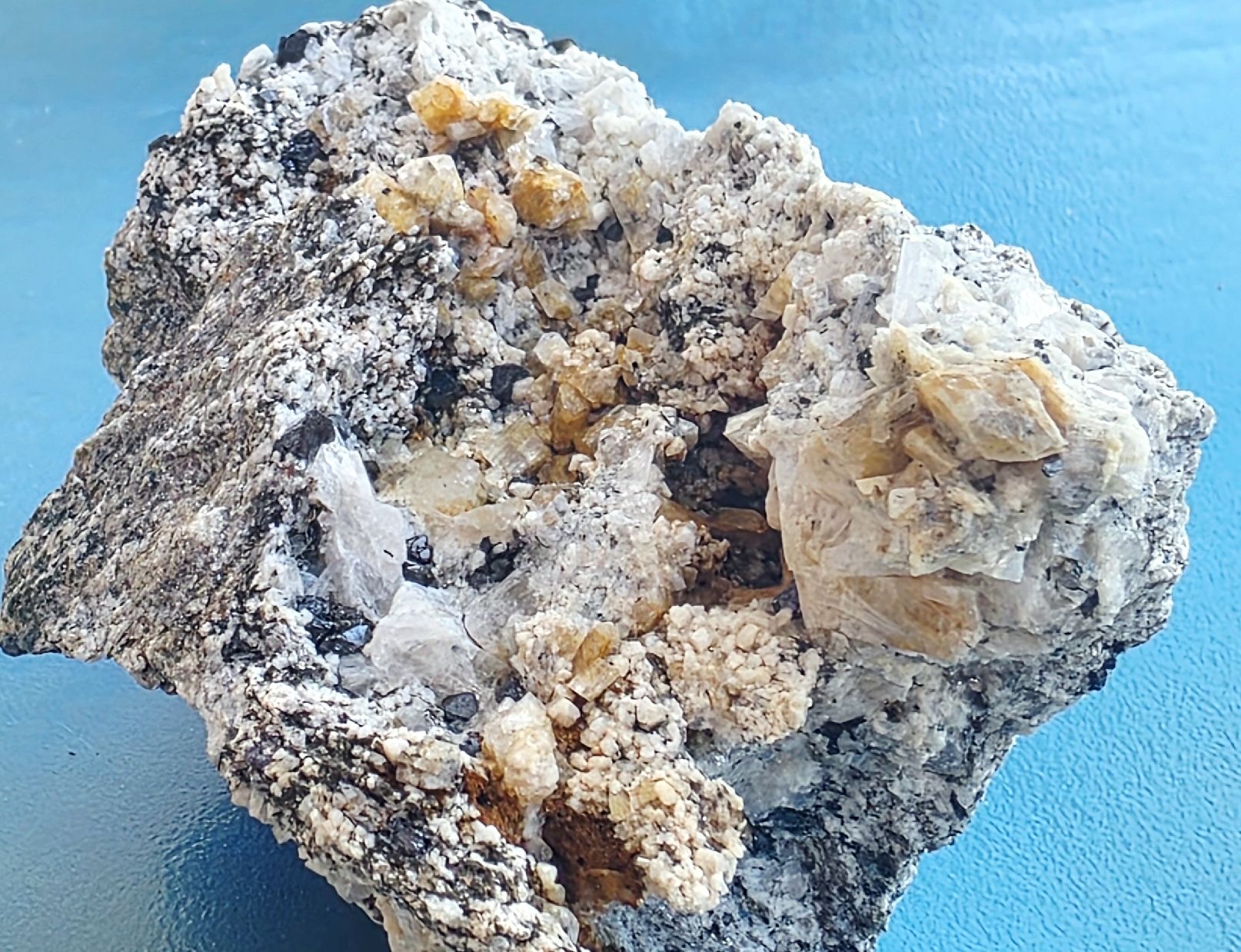 Minerali & Pietre curative: Mineralien in der Zerrkluft. Magnetit, Periklin, Albit – Usato da Glis venduto da nbu_65ys 4