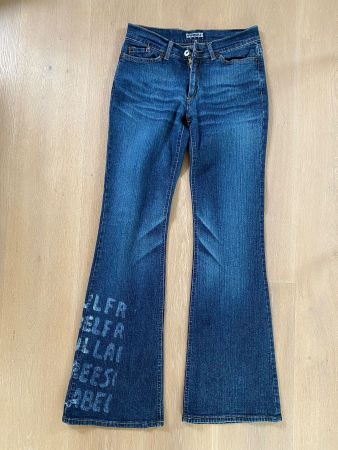 Coole Jeans mit Aufschrift Grösse 28 = Grösse S
