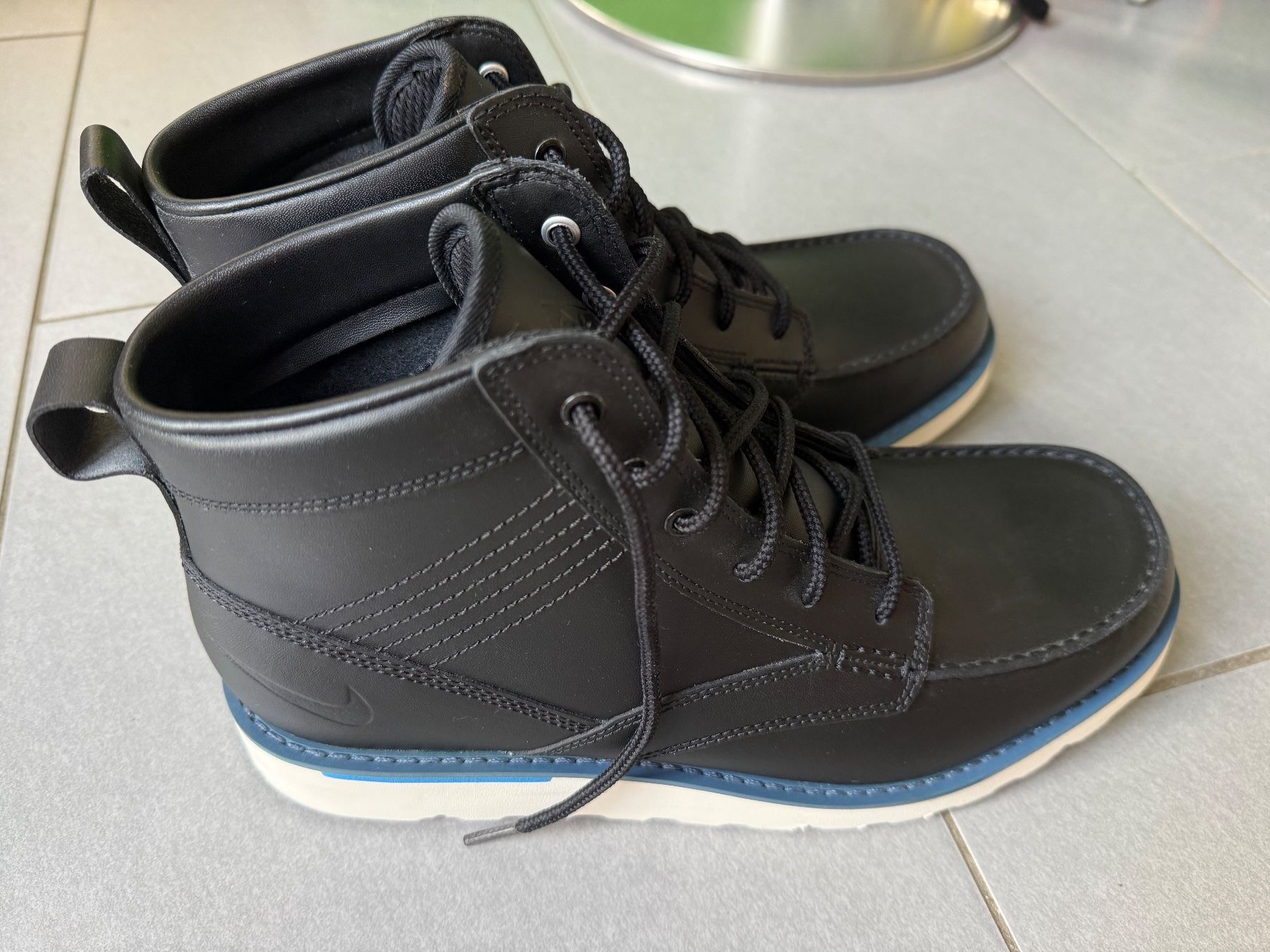 Nike Scarpe da uomo: Nike Kingman Leather Sneaker / Stiefel Grösse 46 - schwarz – Nuovo (secondo la descrizione) da Basel venduto da jetzt-wird-gemistet 1