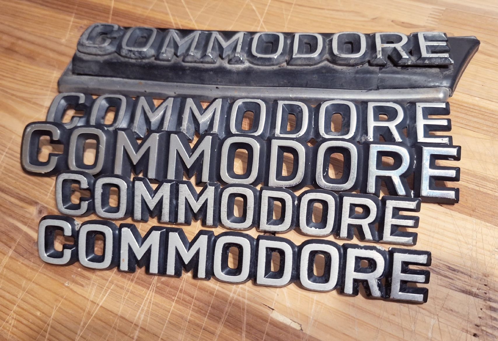 Opel Tutti pezzi di ricambio auto: Opel Commodore B Embleme – Usato da Triesen venduto da BLACKSHEEP75 1