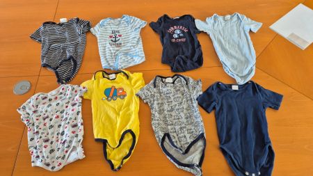 Lot de 8 bodys manches courtes, taille 92