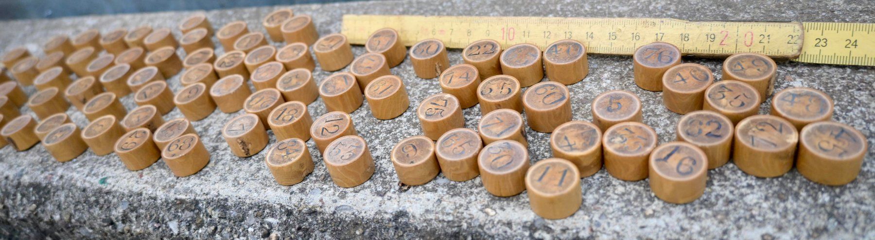 Giocattoli: antike HOLZ Fässchen Nummern ca. 2cm breit / 1cm tief – Usato da Pfaffhausen venduto da mono_rec 9
