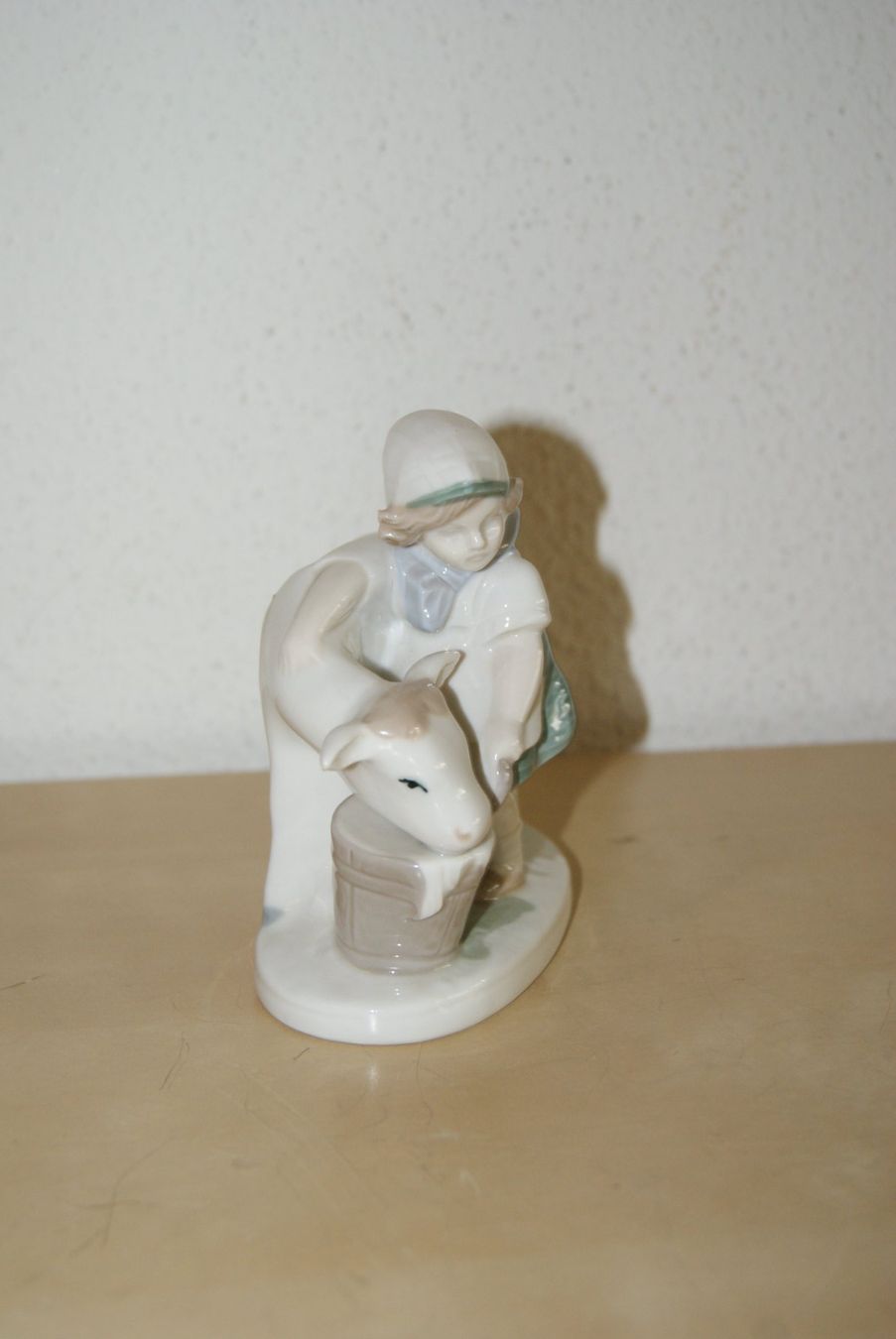 Statuette: Prozellanfigur BAUERNMÄDCHEN MIT Kalb – Usato da Zürich venduto da Widi1 1