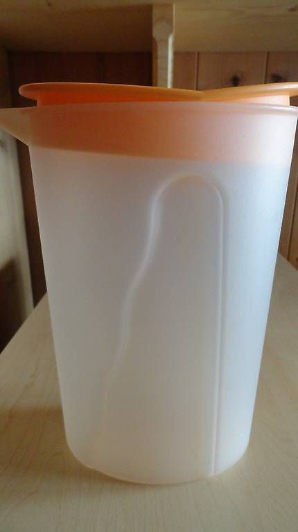 Tupperware Contenitori & Simili: Tupperware Krug, Orange  1l + drei Tupperware Becher m Decke – Usato da Gstaad venduto da Meiel2020 2