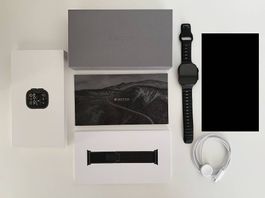 Apple Watch Ultra 2, 49 mm, Titan Schwarz, Akku 99 %
