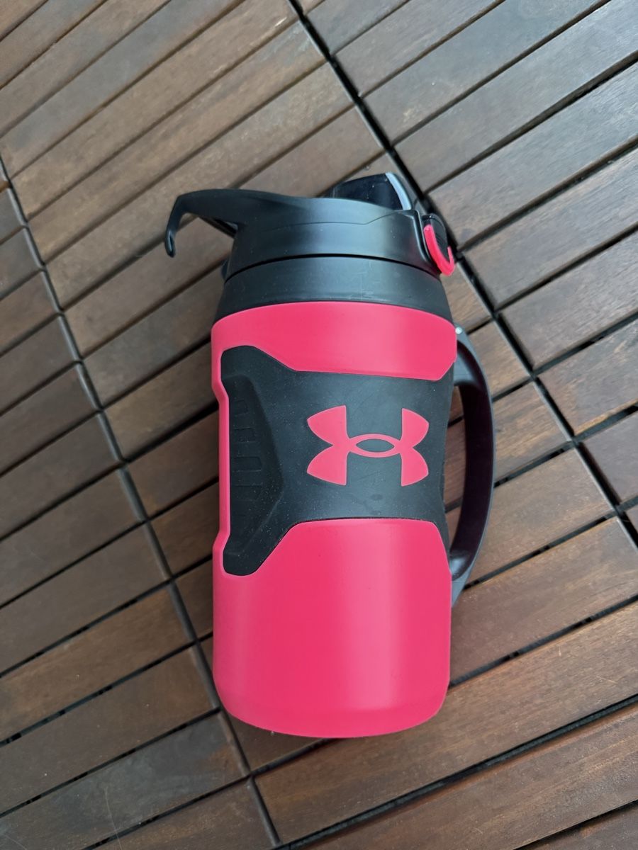 Trinkflaschen & Thermosflaschen: Under Armour Trinkflasche, 1.9 Liter, neu – Neu (gemäss Beschreibung) aus Winterthur von ivule2000