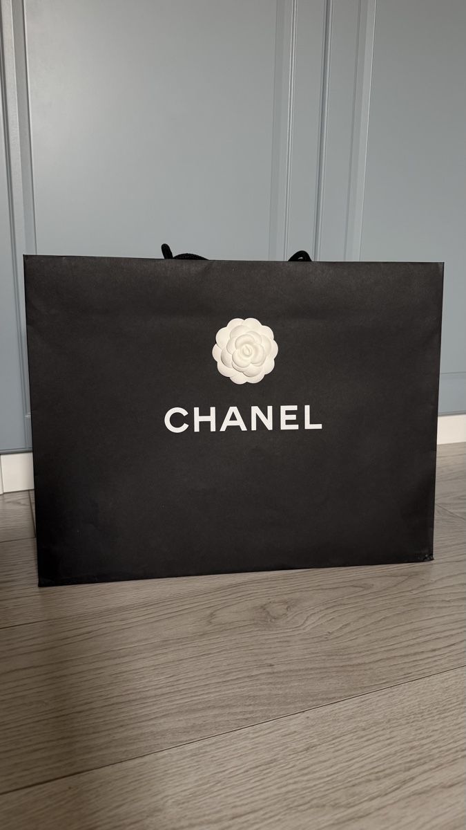 Chanel Borse: Geschenktüte Chanel – Nuovo e nell'imballaggio originale da Niederglatt ZH venduto da Ivan.Kryvoshei
